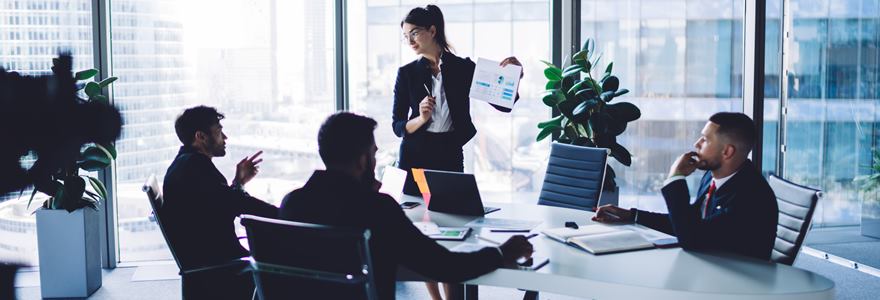 Equipe em reunião estratégica de implantação